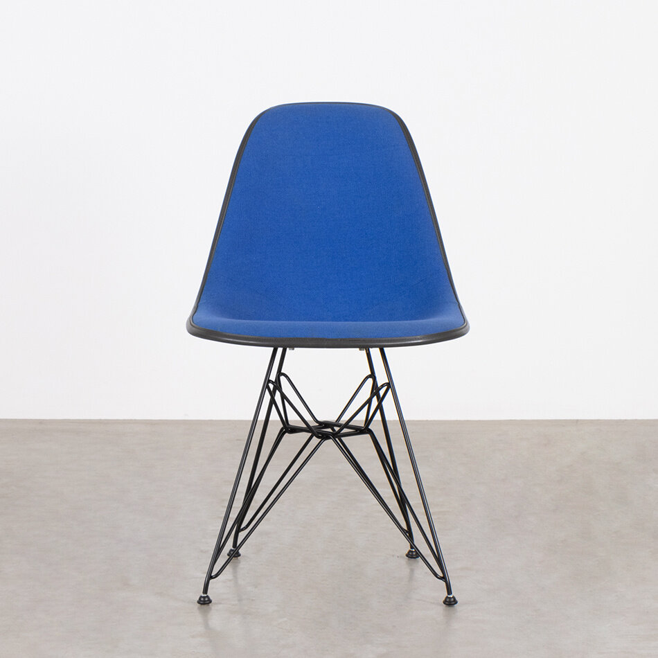 Eames DSR stoel antraciet fiberglass kuip en blauwe hopsak stof Herman Miller