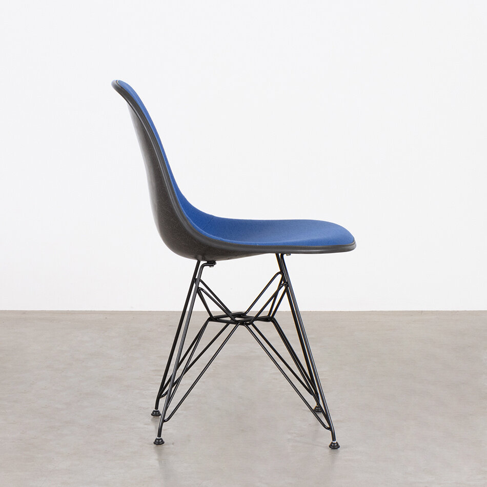 Eames DSR stoel antraciet fiberglass kuip en blauwe hopsak stof Herman Miller