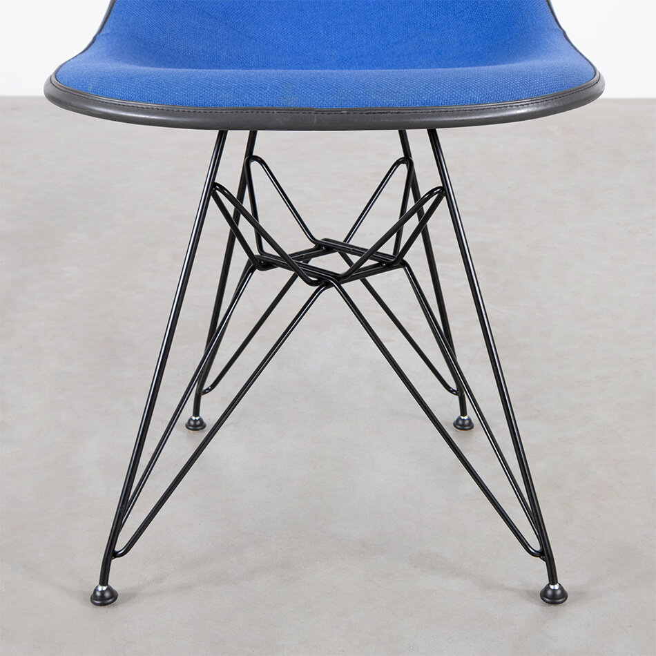 Eames DSR stoel antraciet fiberglass kuip en blauwe hopsak stof Herman Miller