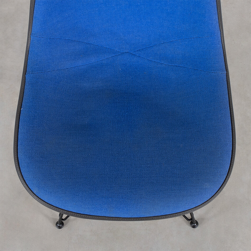 Eames DSR stoel antraciet fiberglass kuip en blauwe hopsak stof Herman Miller