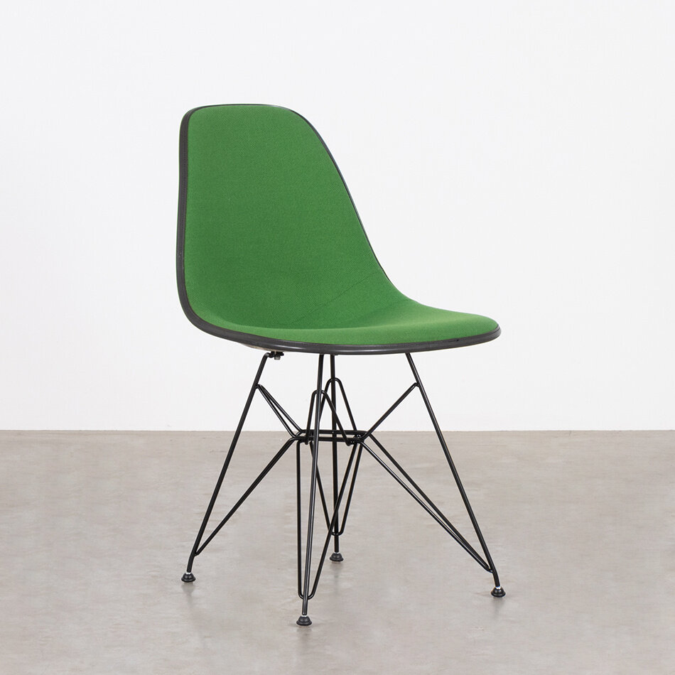 Eames DSR stoel antraciet fiberglass kuip en groene hopsak stof Herman Miller