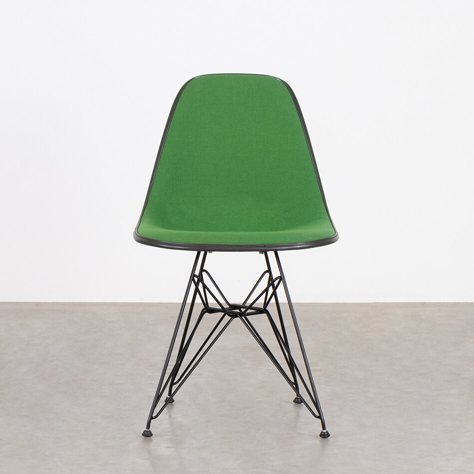 Eames DSR stoel antraciet fiberglass kuip en groene hopsak stof Herman Miller