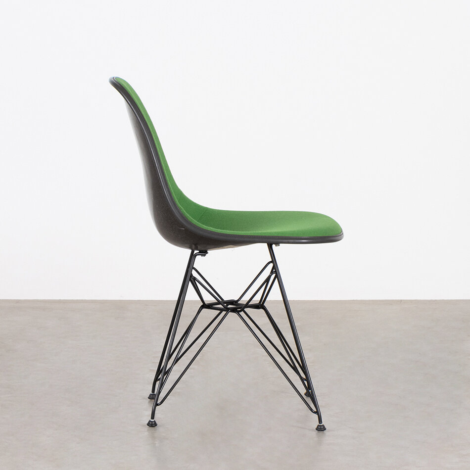 Eames DSR stoel antraciet fiberglass kuip en groene hopsak stof Herman Miller