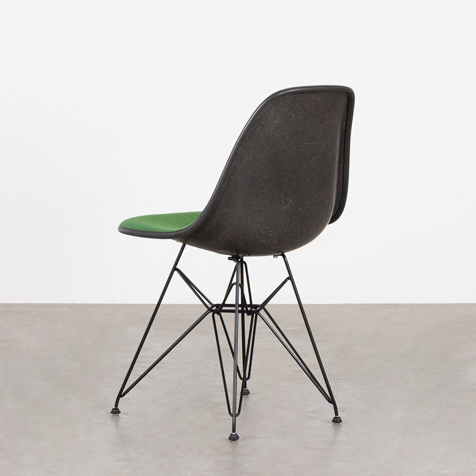 Eames DSR stoel antraciet fiberglass kuip en groene hopsak stof Herman Miller