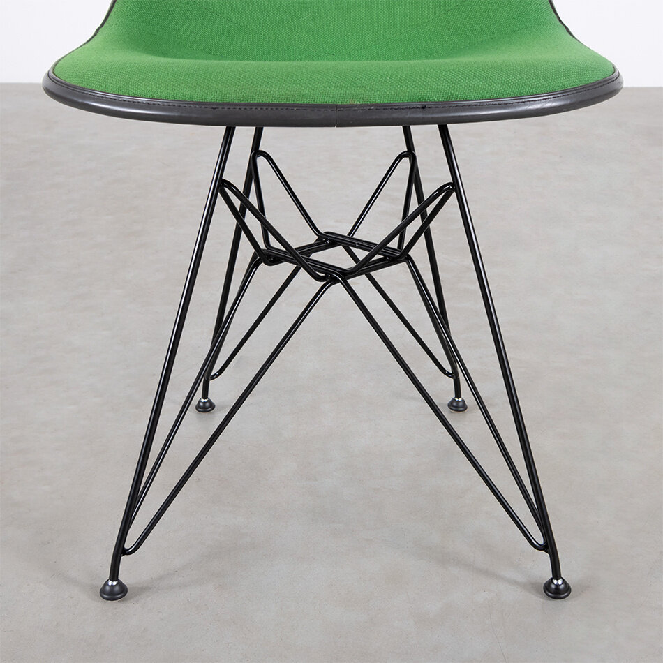 Eames DSR stoel antraciet fiberglass kuip en groene hopsak stof Herman Miller