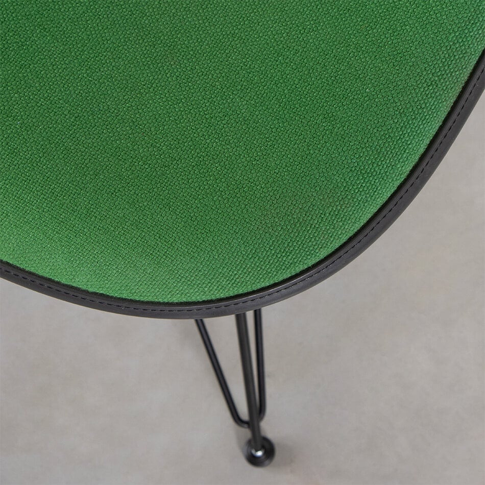 Eames DSR stoel antraciet fiberglass kuip en groene hopsak stof Herman Miller