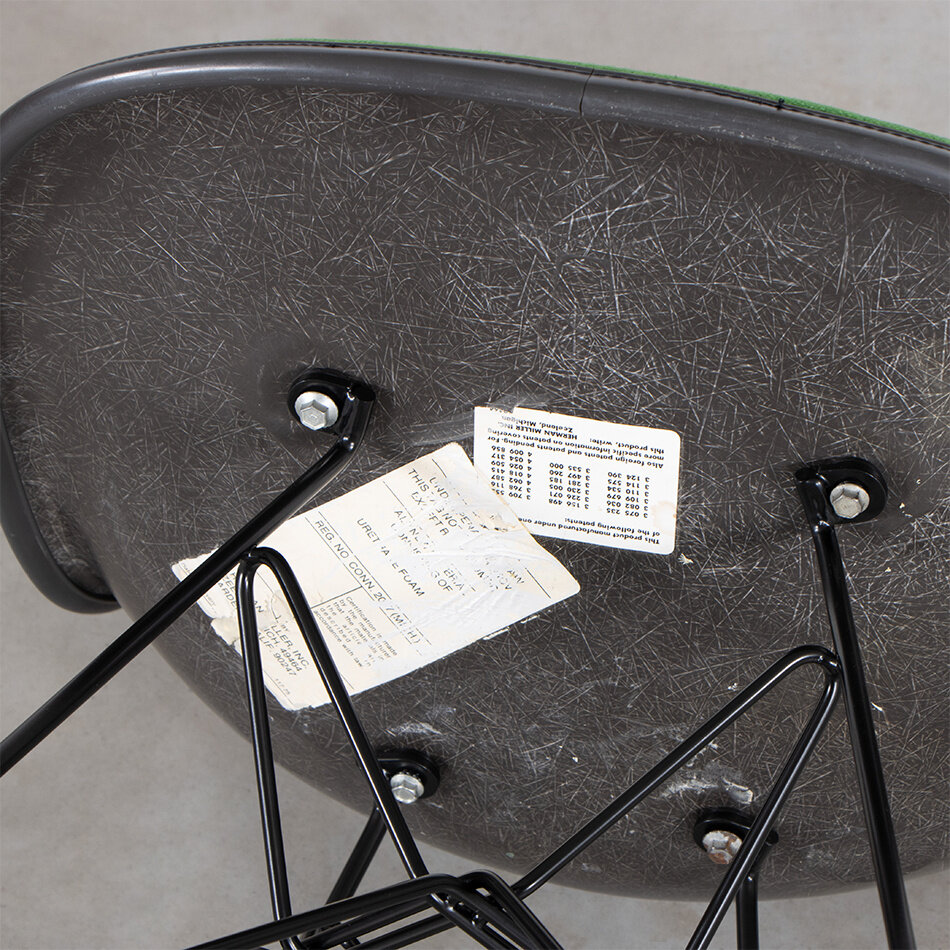 Eames DSR stoel antraciet fiberglass kuip en groene hopsak stof Herman Miller