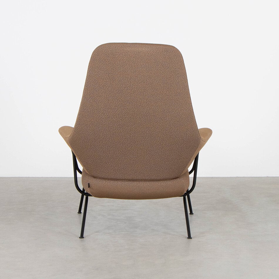 Hem Hai lounge chair bruine febrik stof Luca Nichetto