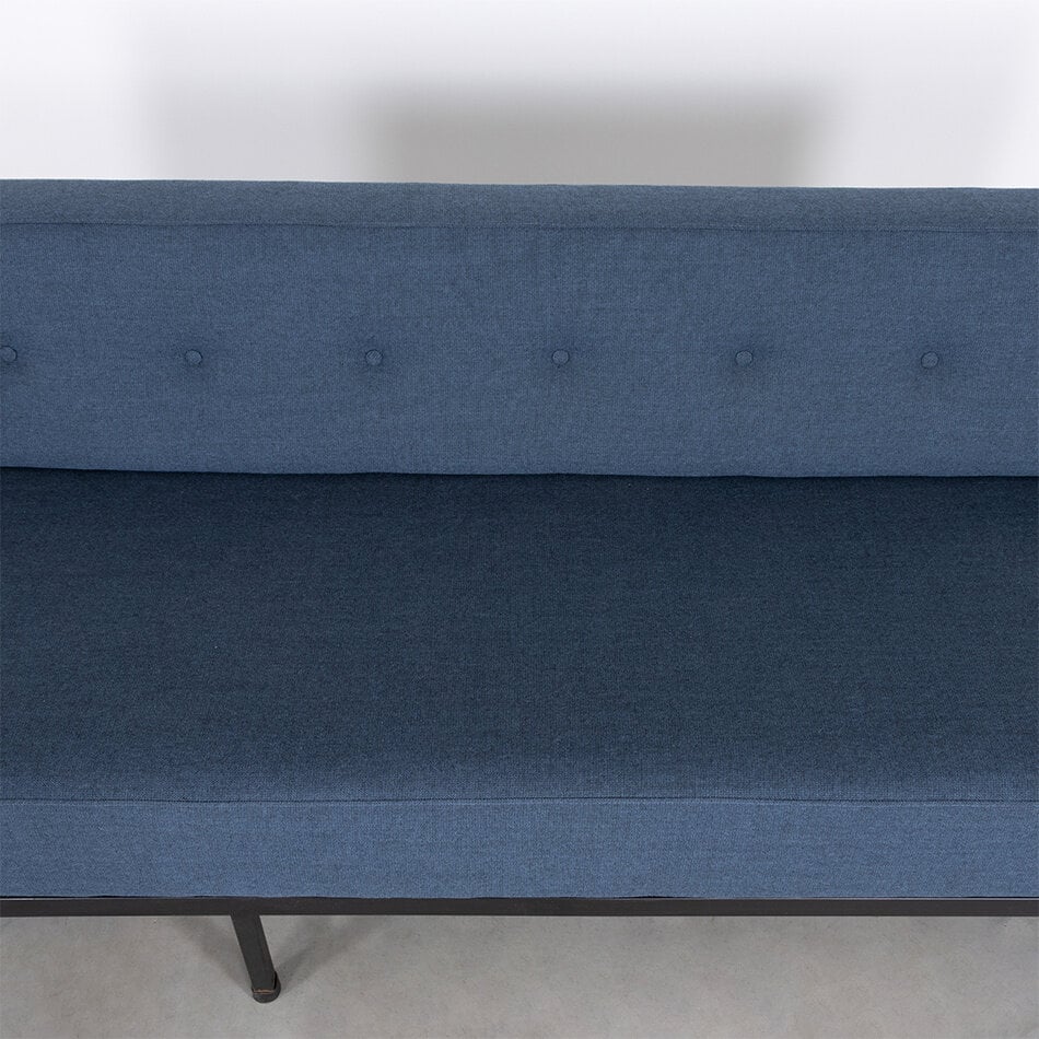 Kho Liang Ie bank 070 met tafel blauw stof Artifort