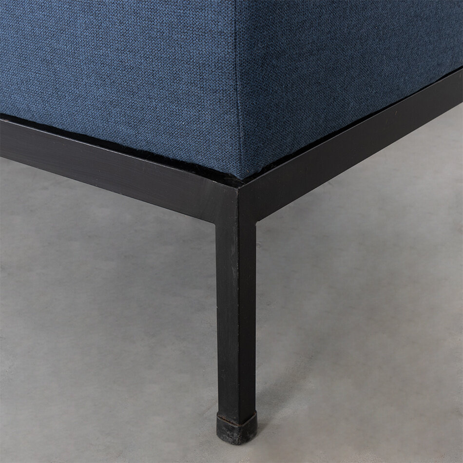 Kho Liang Ie bank 070 met tafel blauw stof Artifort