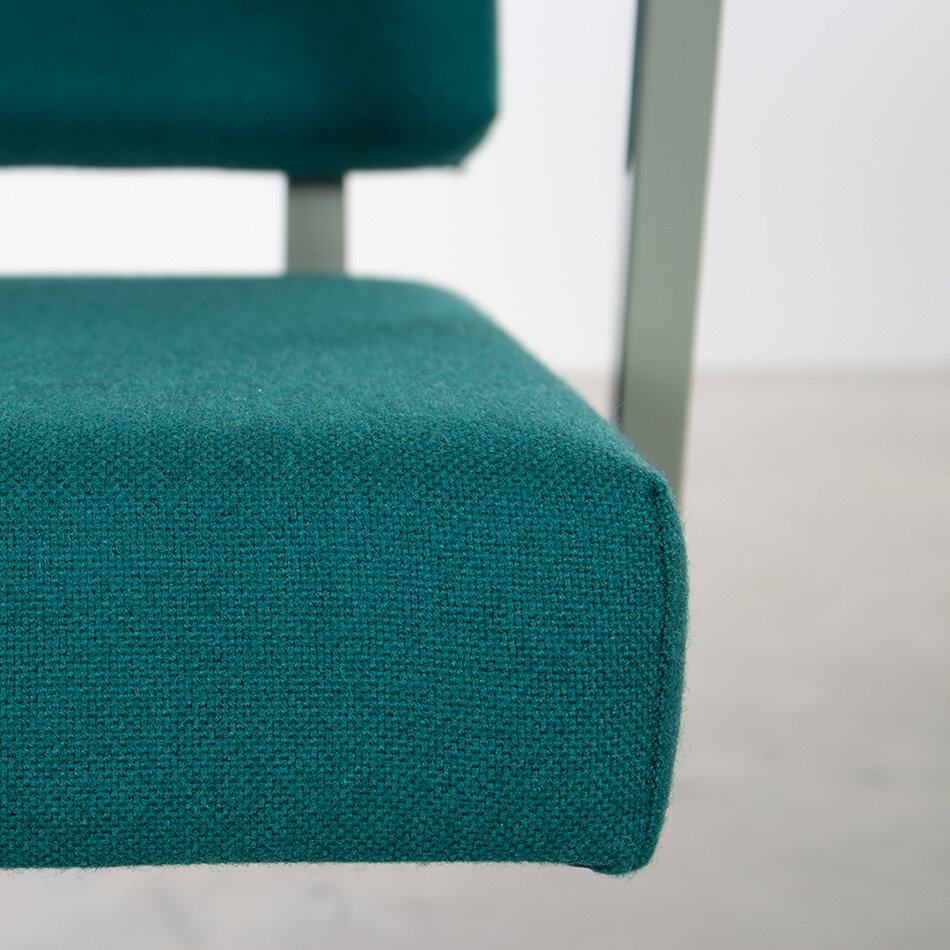 DF28 Industriele Fauteuil Cementgrijs (RAL 7033) / Groene Ploegwool Wol (Kleur 56)