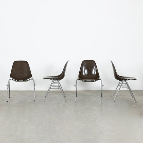 Eames stoel DSR met fiberglass kuip bruin Herman Miller