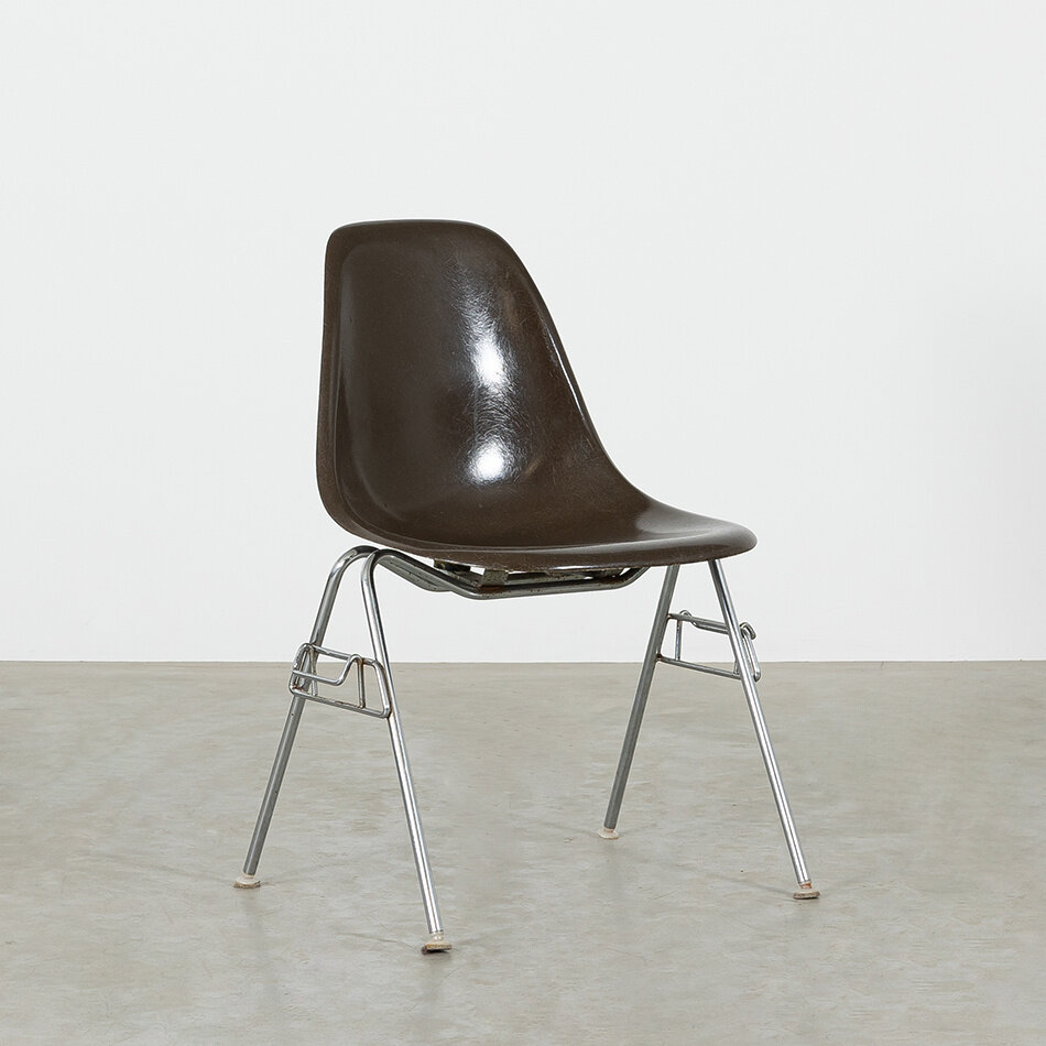 Eames stoel DSR met fiberglass kuip bruin Herman Miller