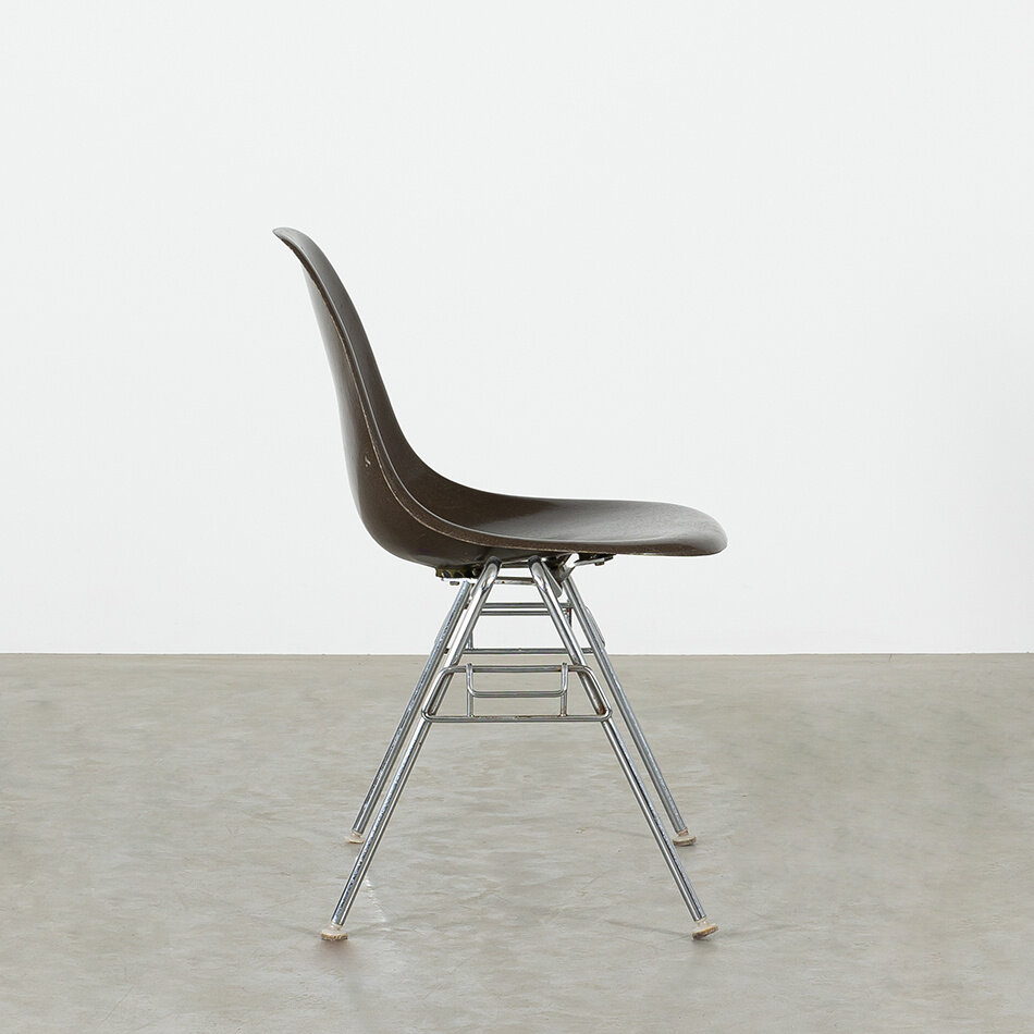 Eames stoel DSR met fiberglass kuip bruin Herman Miller