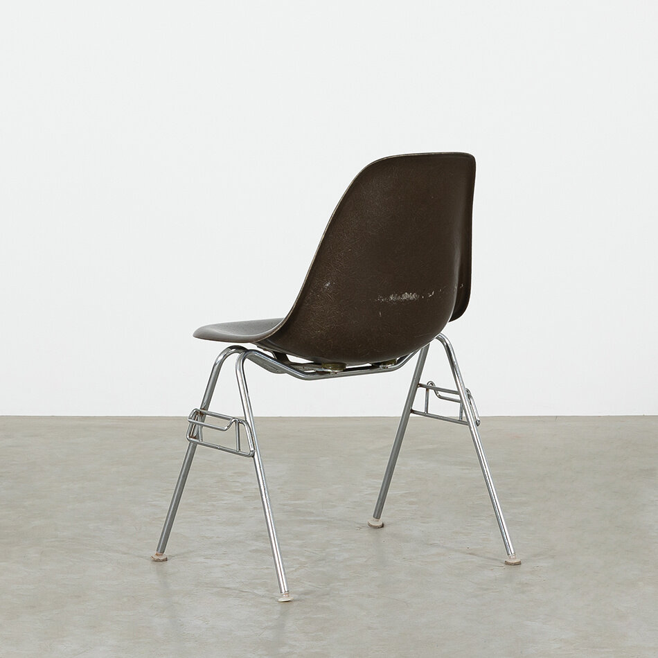 Eames stoel DSR met fiberglass kuip bruin Herman Miller