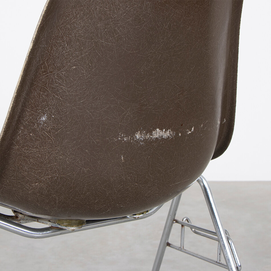 Eames stoel DSR met fiberglass kuip bruin Herman Miller