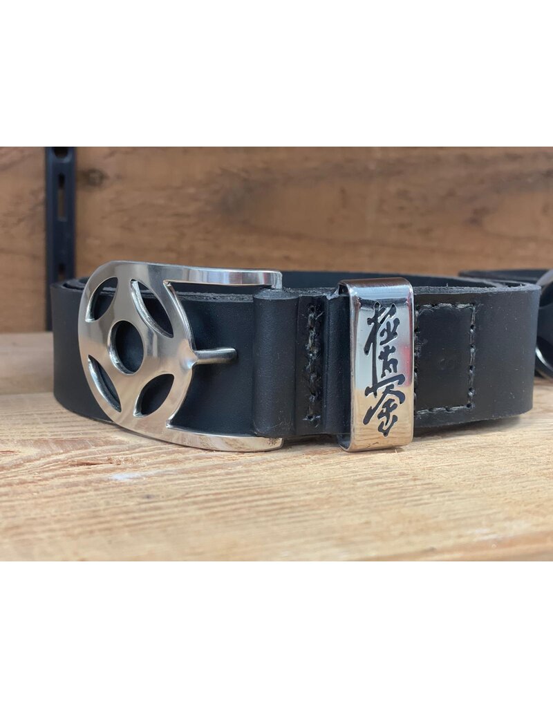 Handgemaakte Kyokushin Riem – Buffelleer -Gesp met Kanku en Riemhouder met Kanji