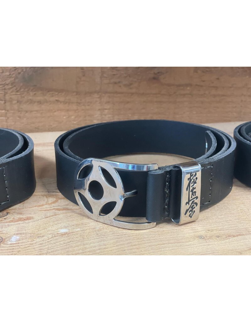 Handgemaakte Kyokushin Riem – Buffelleer -Gesp met Kanku en Riemhouder met Kanji