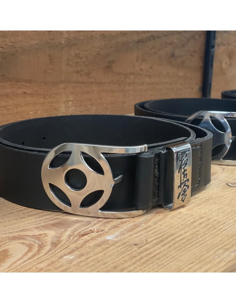 Handgemaakte Kyokushin Riem – Buffelleer -Gesp met Kanku en Riemhouder met Kanji