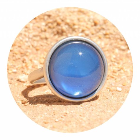 artjany Ring mit einem Cabochon in seidenblau