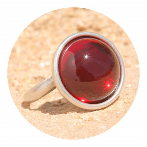 artjany Ring mit einem Cabochon in rot