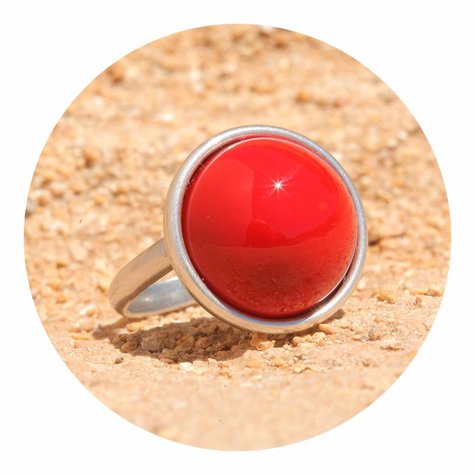 artjany Ring mit einem Cabochon in coral red