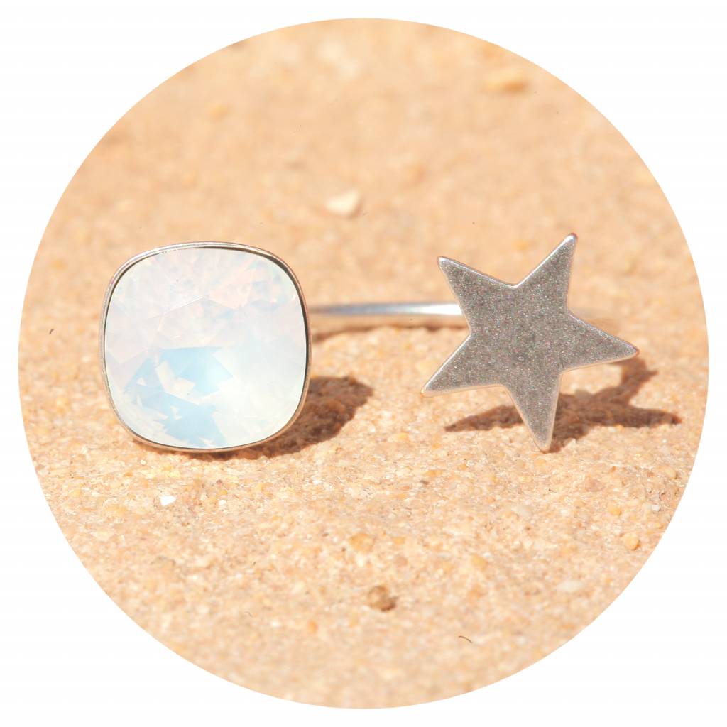 artjany Ring mit einem Kristall in white opal