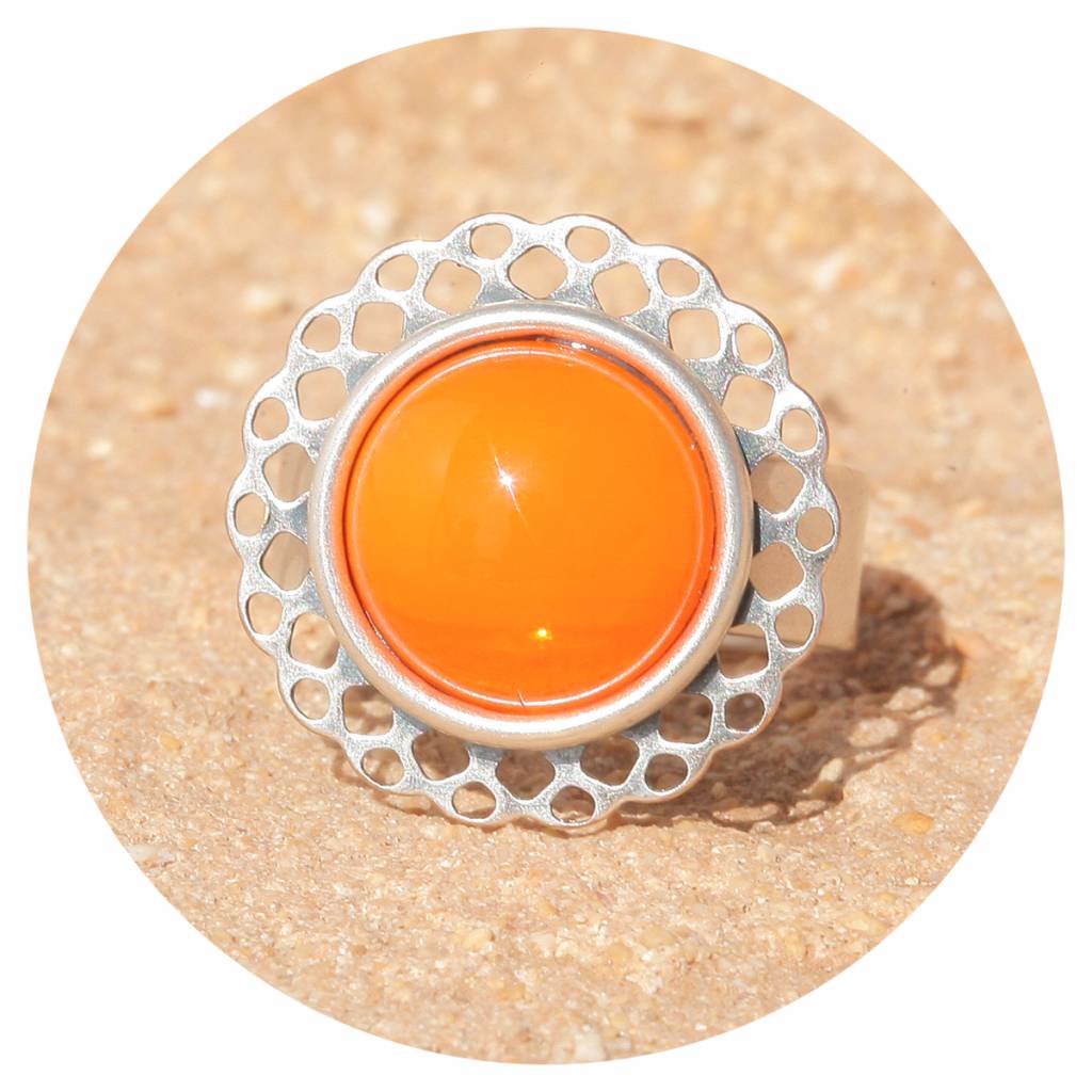 artjany Mandala Ring mit einem Cabochon in orange opal