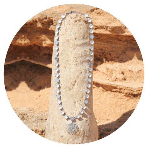 Silbernes Mandala Collier mit crystals in powder blue mix