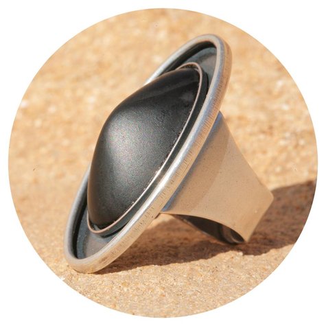 artjany Ring mit einem ovalen Cabochon in jet matt
