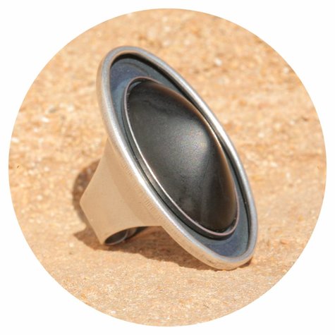 artjany Ring mit einem ovalen Cabochon in jet matt