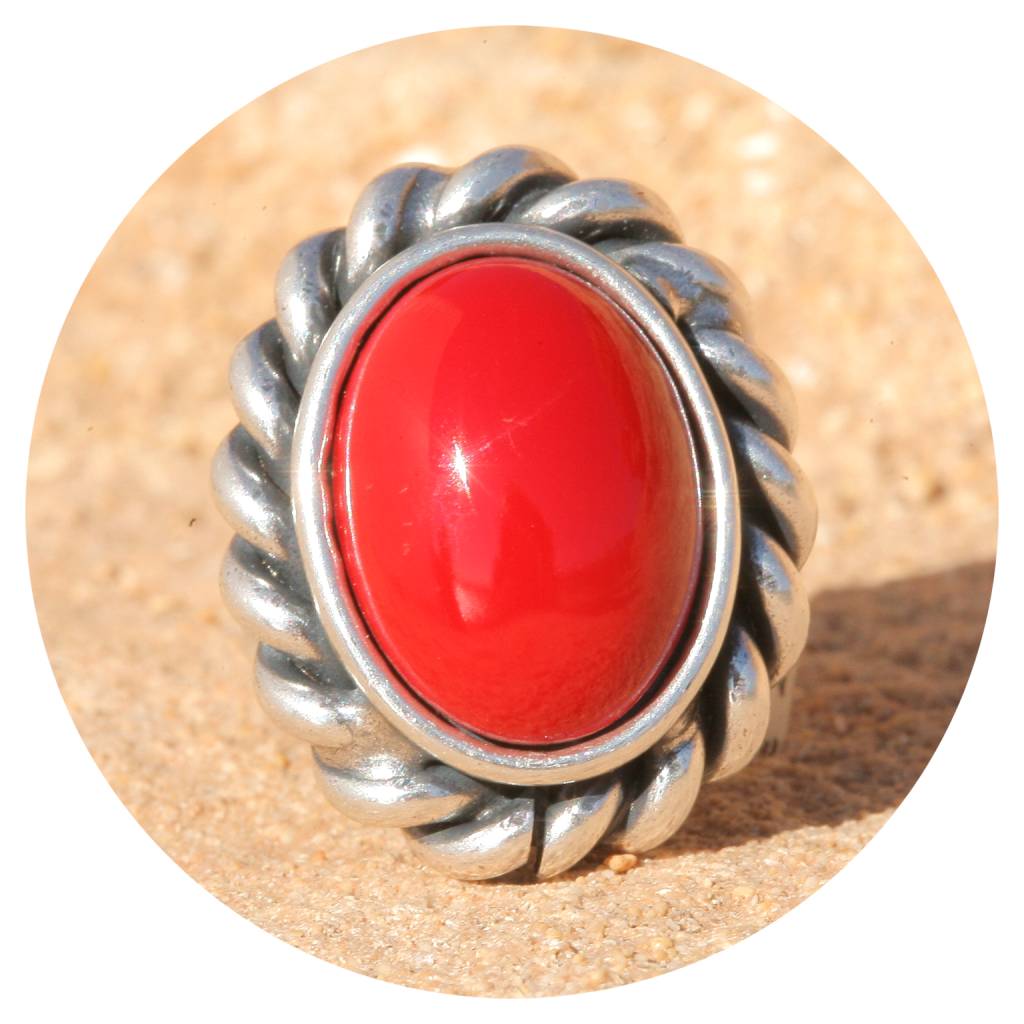 artjany Ring mit einem Cabochon in coral red