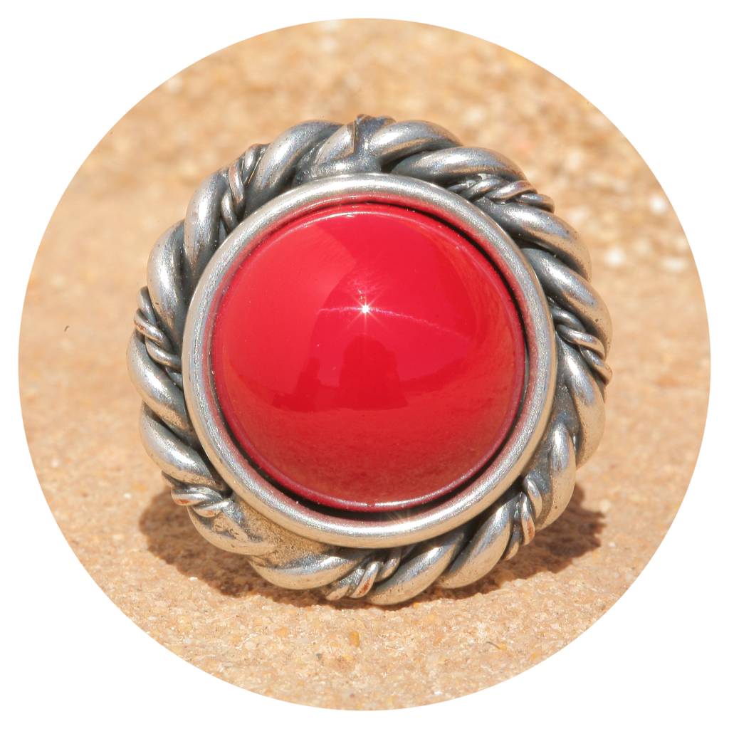 artjany Ring mit einem Cabochon in coral red opaque