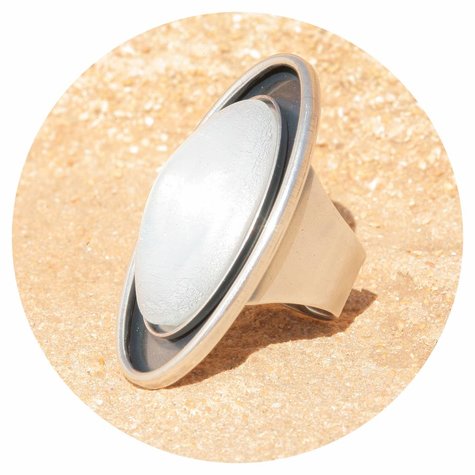 artjany Ring mit einem ovalen Cabochon in weiss opal