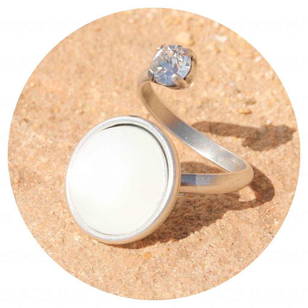artjany Ring mit einem cabochon & crystal  in weiss opal