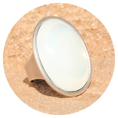 artjany Ring mit einem Cabochon in weiss opal