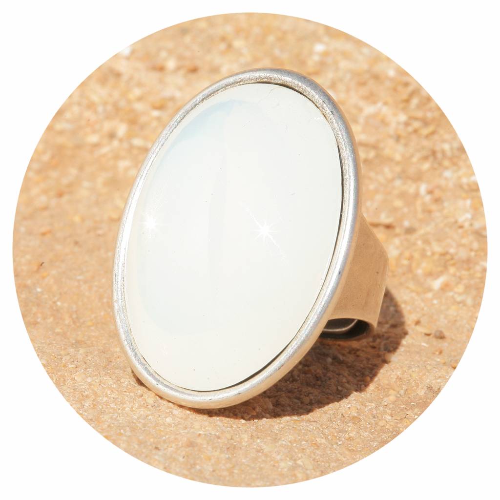 artjany Ring mit einem Cabochon in weiss opal