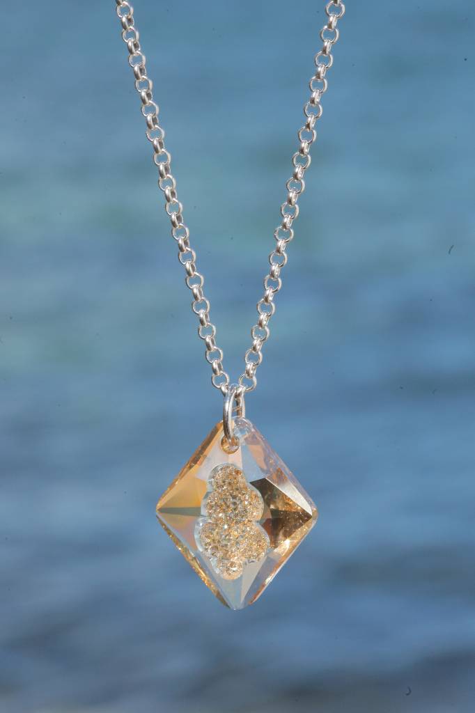 artjany Kette mit einem Rhombus Kristall in golden shadow