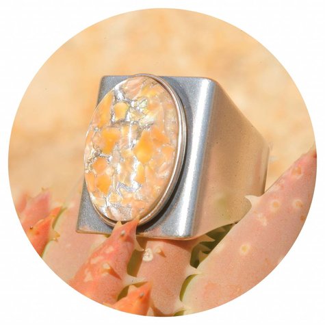 artjany Ring mit einem Cabochon in orange patina