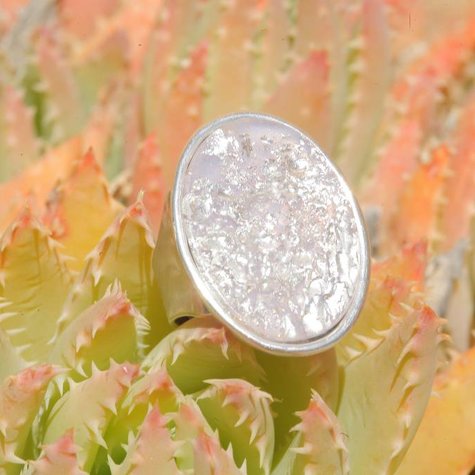 artjany Ring mit einem Cabochon in rosa patina