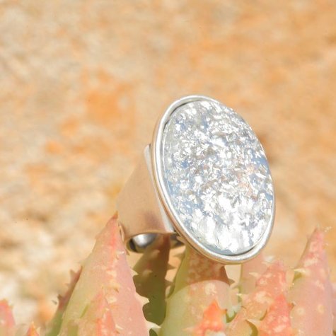 artjany Ring mit einem Cabochon in hellblau patina