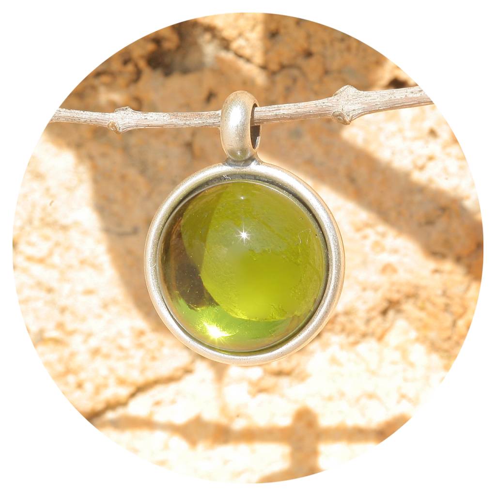 artjany Anhänger mit einem Cabochon in olivin