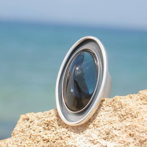 artjany Ring mit einem ovalen Cabochon in Montana blau