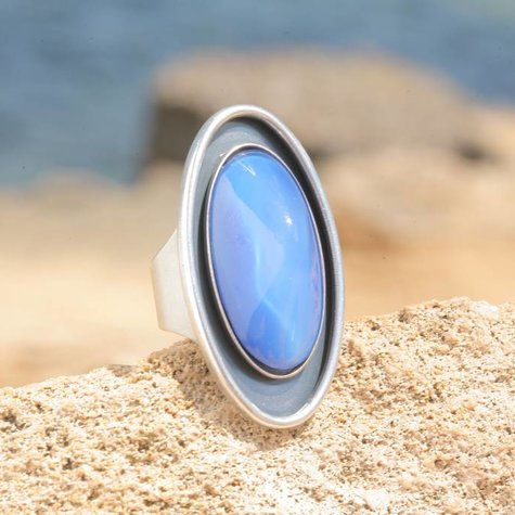 artjany Ring mit einem ovalen Cabochon in seidenblau
