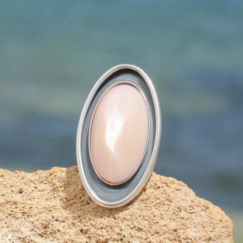 artjany Ring mit einem ovalen Cabochon in puderrose