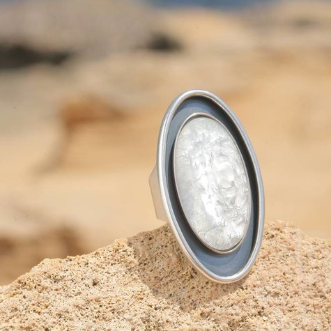 artjany Ring mit einem ovalen Cabochon in white patina