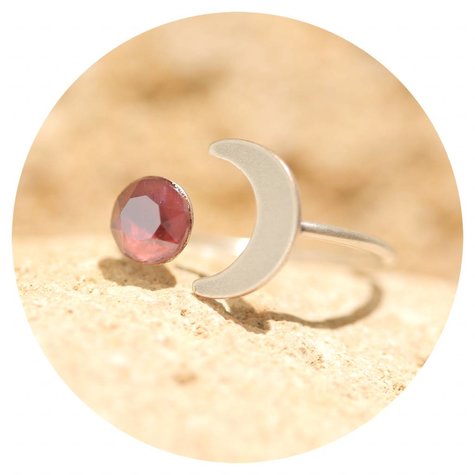 artjany Halbmond Ring mit einem Kristall in dark red