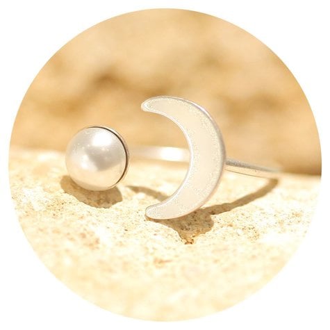 artjany Halbmond Ring mit einer Perle in white pearl