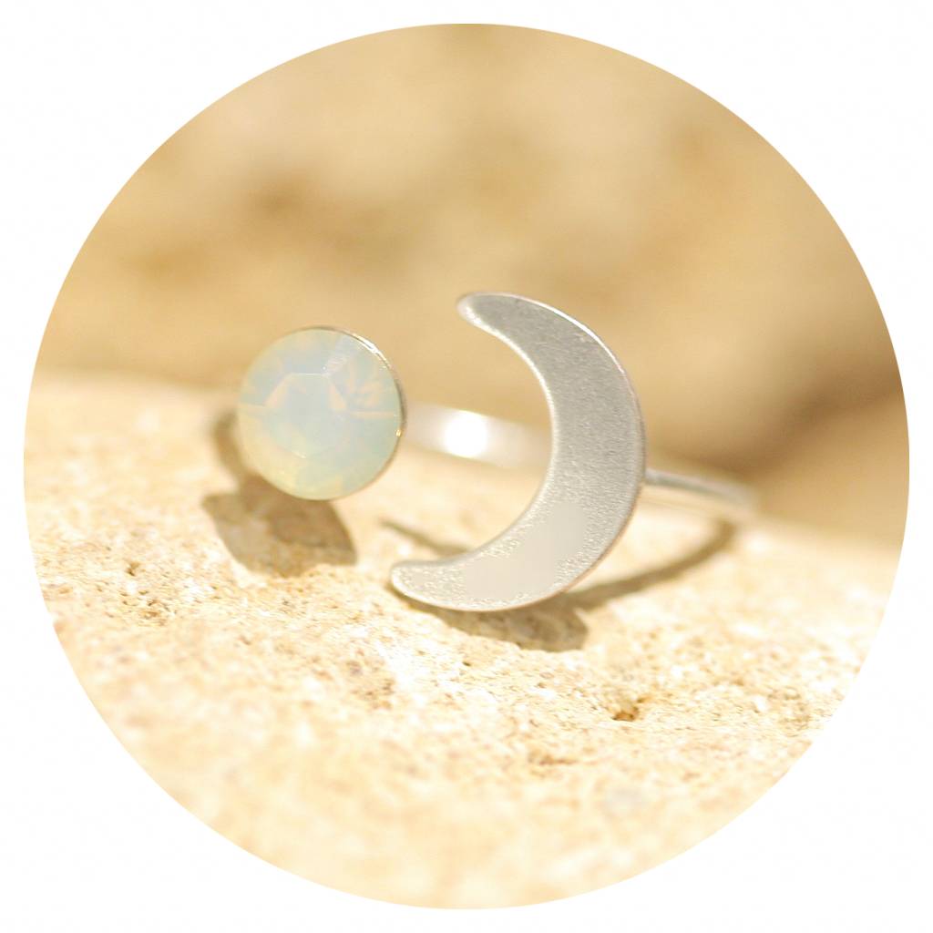artjany Halbmond Ring mit einem Kristall in white opal