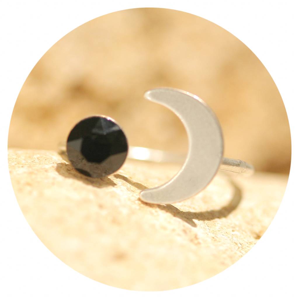 artjany Halbmond Ring mit einem Kristall in jet black